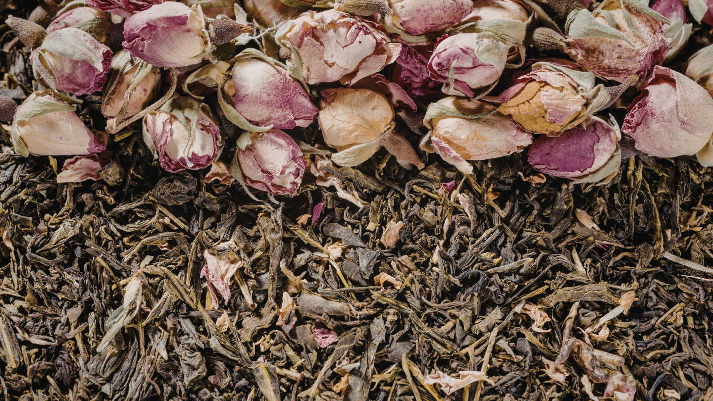 Hoa hồng được sấy khô và hãm trà, hàm lượng vitamin C thường giảm đáng kể so với hoa tươi