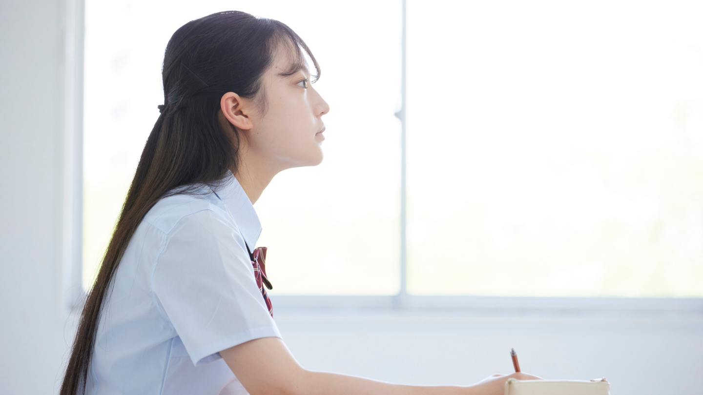 Nếu trẻ buồn bã kéo dài, thu mình, mất hứng thú hoặc có hành vi nguy hiểm, phụ huynh nên đưa trẻ đi gặp chuyên gia tâm lý sớm