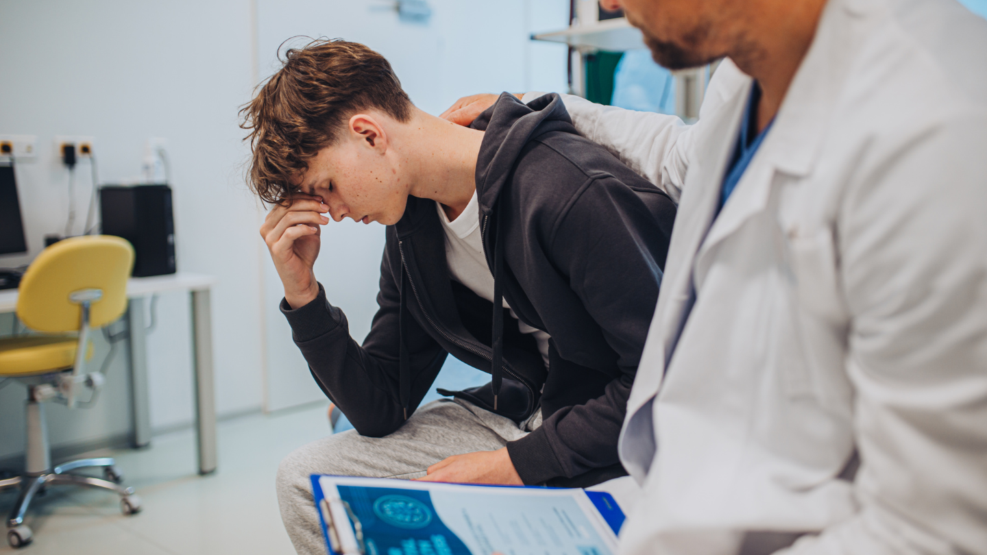 Tâm lý lo lắng, căng thẳng trước khi cắt bao quy đầu có thể khiến cảm giác đau trở nên rõ rệt hơn