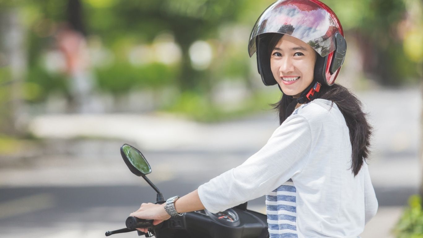 Mẹ sau sinh bao lâu thì được đi xe máy? Hướng dẫn an toàn và lưu ý cần biết 3