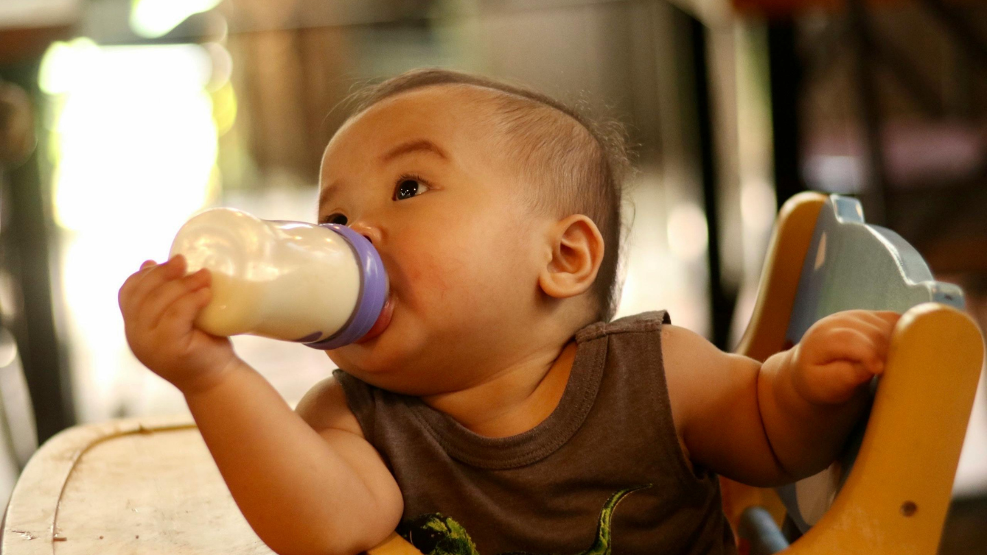 9-dau-hieu-co-the-cai-sua-cho-be-me-can-biet 3.png