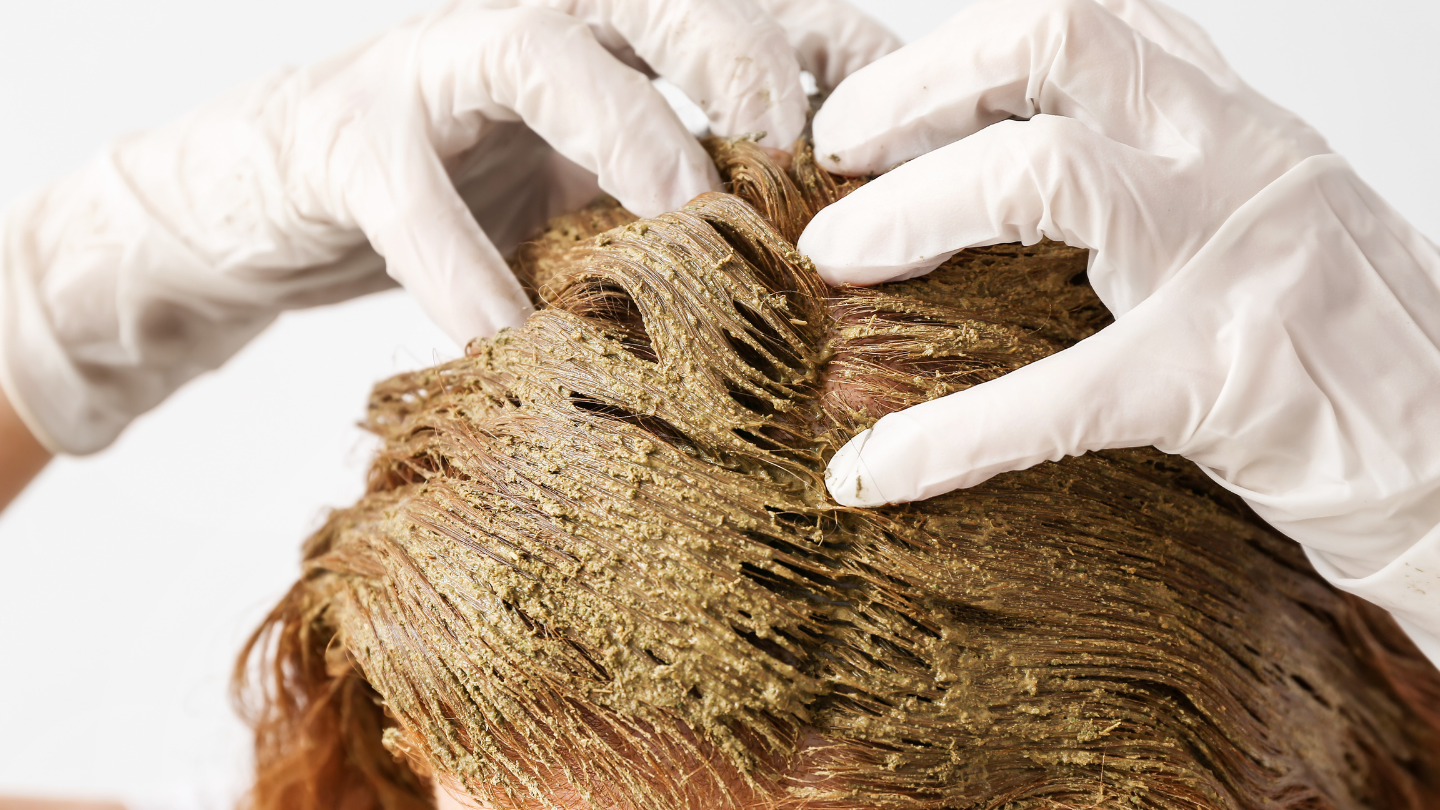 Da đầu mẹ bầu trở nên nhạy cảm hơn trong thai kỳ, hãy kiểm tra phản ứng trước khi sử dụng bất kỳ sản phẩm chăm sóc tóc nào