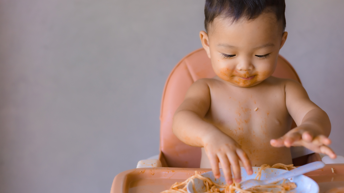 Bé thường muốn tự mình làm mọi việc, chẳng hạn như tự ăn, nhưng dễ nổi cáu khi chưa làm được như ý
