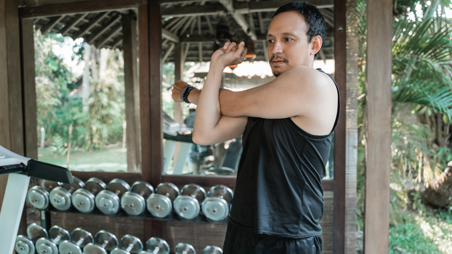 Cần khởi động kỹ trước khi chơi thể thao để làm nóng cơ và khớp, tăng độ linh hoạt của dây chằng