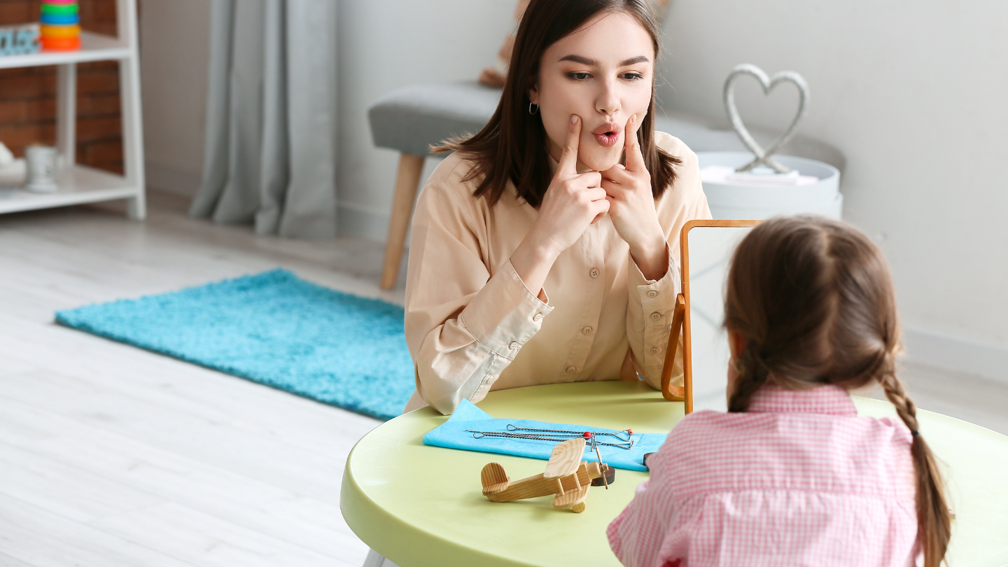 Trẻ điếc bẩm sinh thường chậm phát triển ngôn ngữ, khó ghép từ và phát âm không rõ ràng so với bạn bè đồng trang lứa
