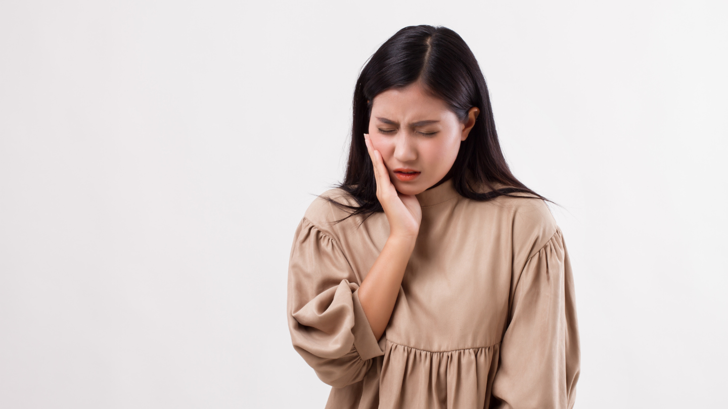 Tình trạng chảy máu lâu ngày làm nướu trở nên nhạy cảm, gây đau rát khi ăn uống