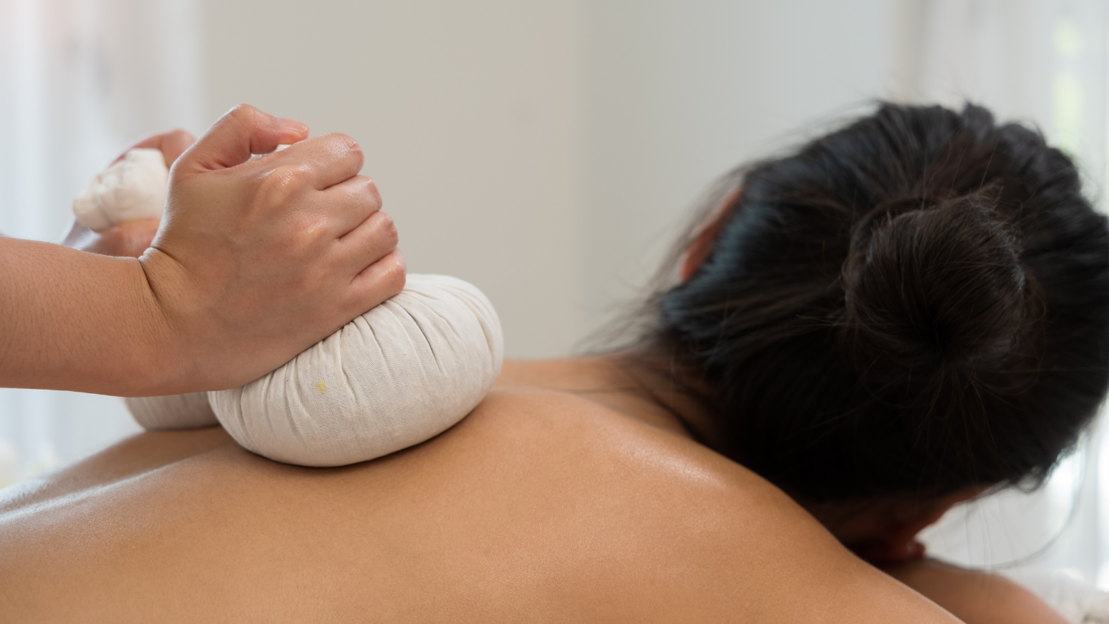 Chườm ấm để giảm cứng khớp giúp phục hồi chức năng sau điều trị