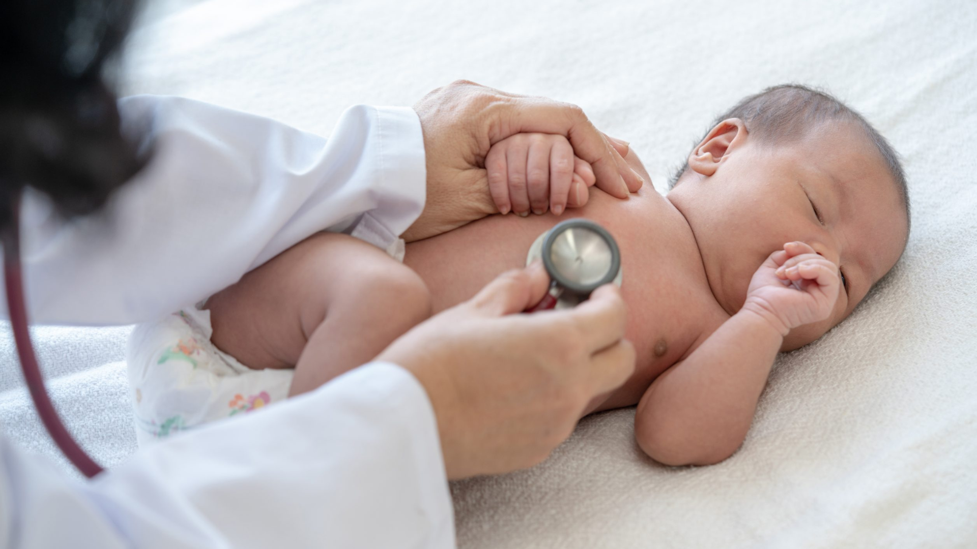 Để bảo vệ sức khỏe trẻ sơ sinh, cha mẹ chỉ nên cho bé bổ sung vi chất theo chỉ định cụ thể từ bác sĩ