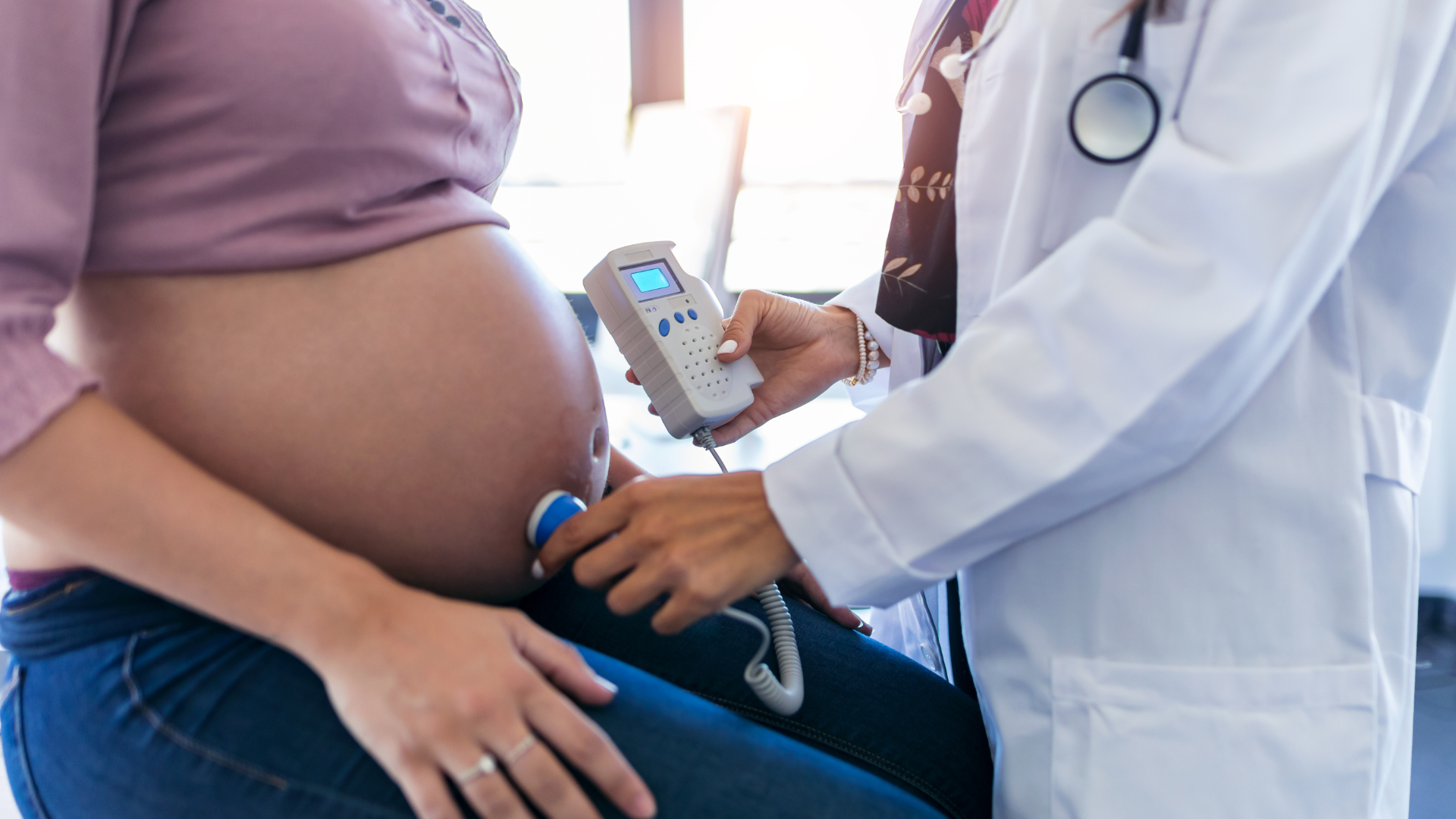 Mẹ bầu cần tuân thủ hướng dẫn của bác sĩ để hạn chế nguy cơ chảy máu do nhau tiền đạo