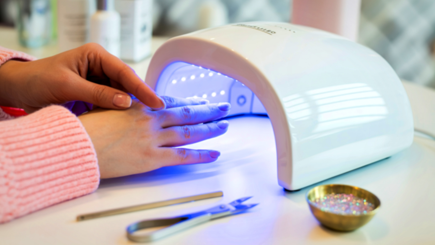 Nên hạn chế làm móng chiếu tia UV thường xuyên trong thời gian dài