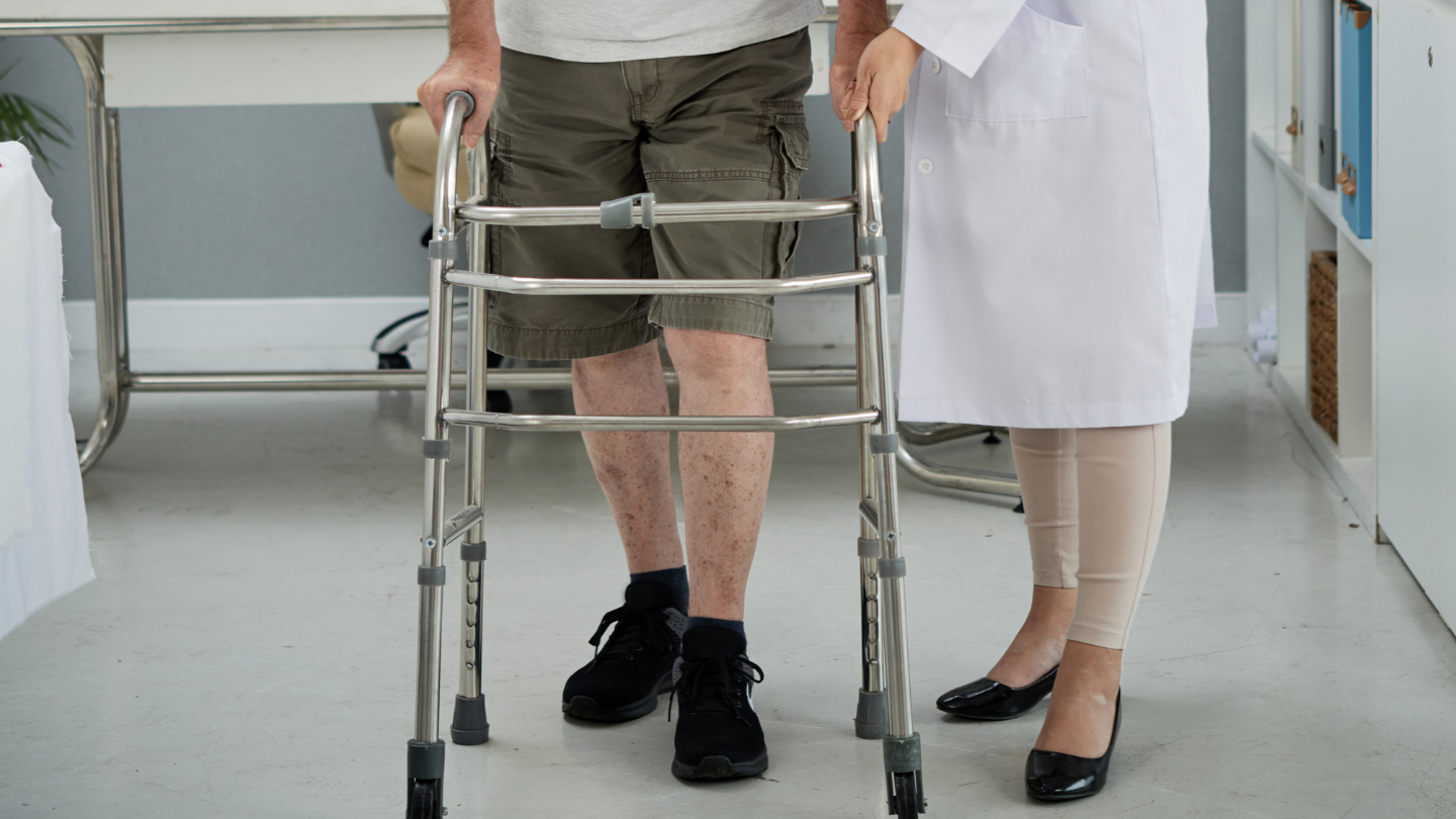 Tập đi lại sau gãy chân là một quá trình cần kiên nhẫn và làm đúng cách để chân hồi phục tốt và tránh biến chứng
