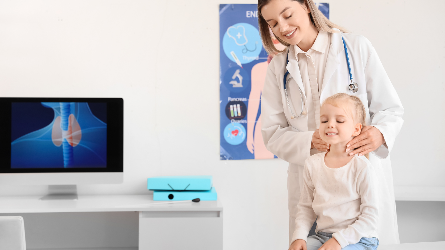 Khi phát hiện khối u vùng cổ ở trẻ nhỏ, phụ huynh nên đưa trẻ đi khám sớm để được chẩn đoán chính xác