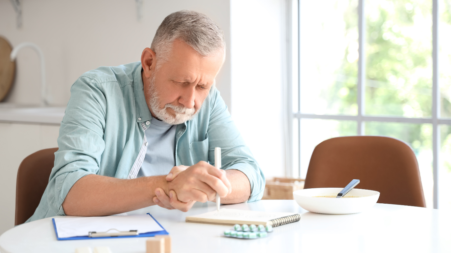 Parkinson là bệnh lý thoái hóa thần kinh mạn tính, xảy ra do rối loạn chức năng tại các vùng của não điều khiển vận động