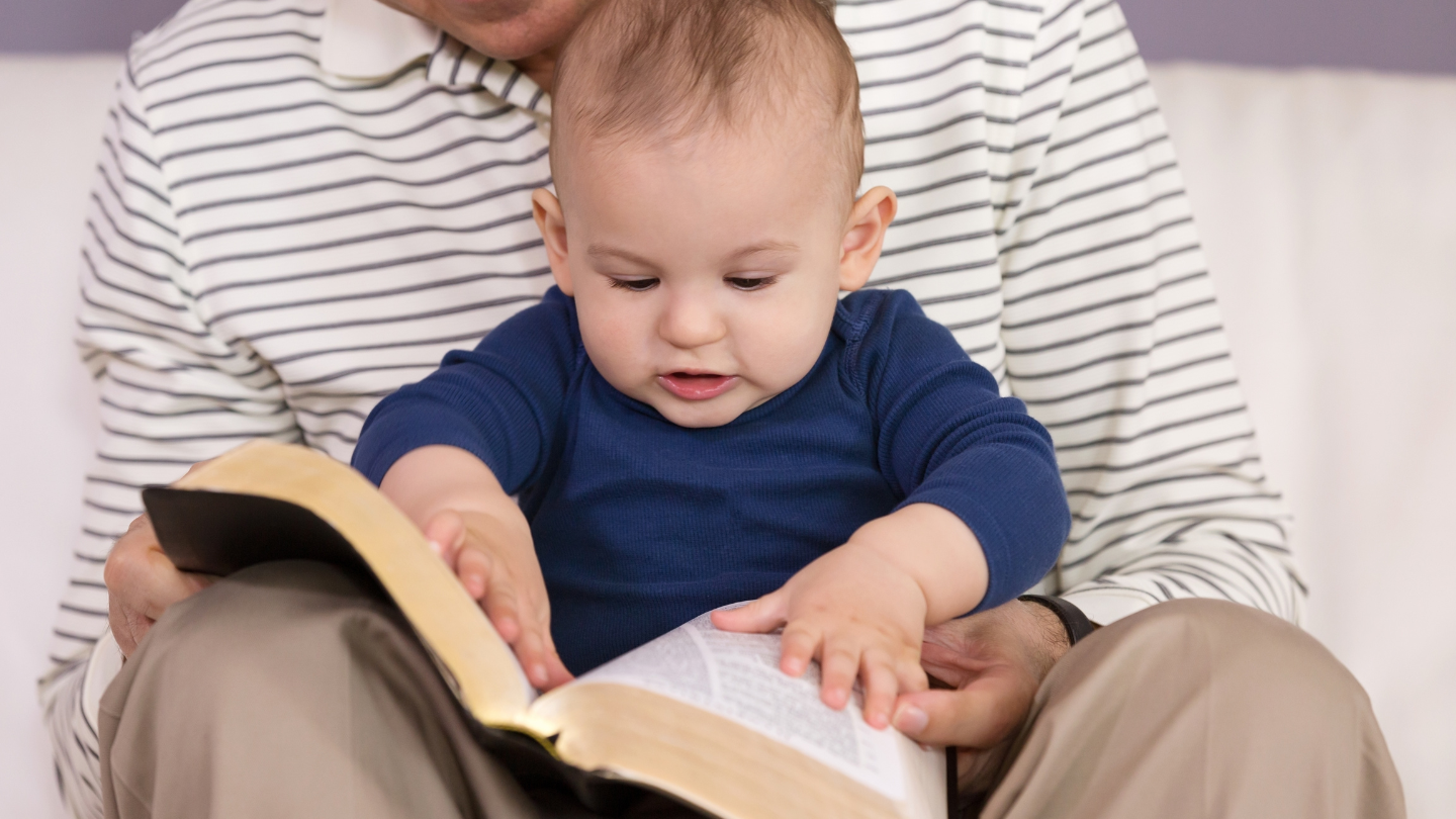 Hãy cùng con đọc sách thay vì để trẻ xem tivi hay điện thoại, vì sẽ giúp trẻ chủ động hình thành và phát triển ngôn ngữ