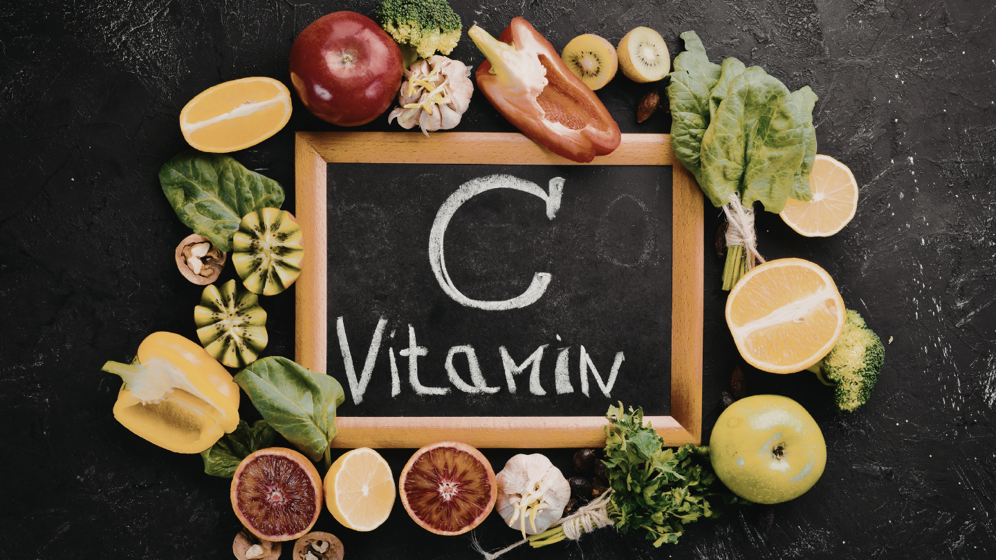 Nên bổ sung vitamin C từ thực phẩm tươi mỗi ngày giúp hỗ trợ sản xuất collagen và cải thiện sức khỏe làn da