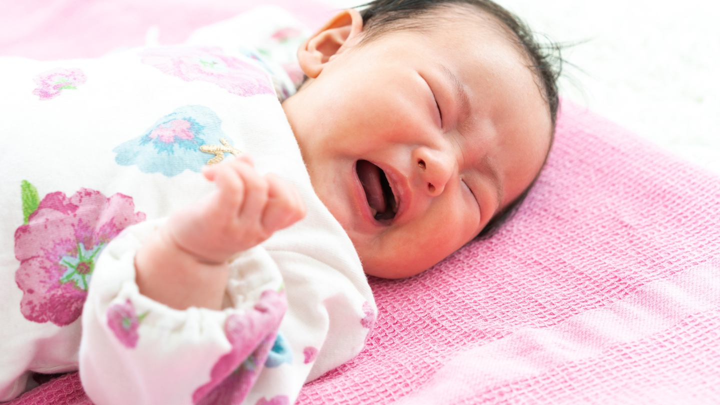Nếu khô môi đi kèm các dấu hiệu bất thường, cha mẹ nên đưa trẻ đi khám sớm để được đánh giá và xử trí kịp thời