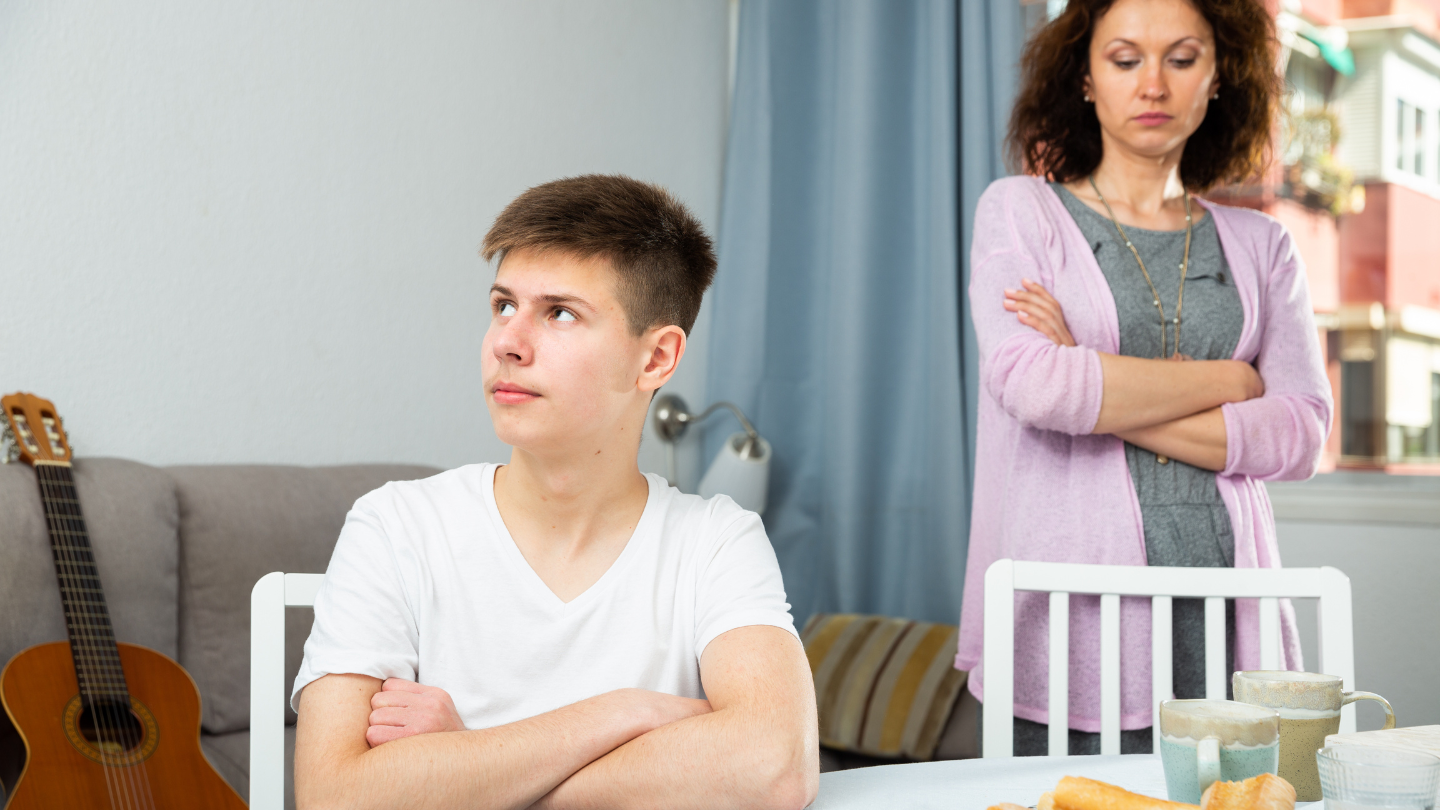 Ba mẹ cần lắng nghe trẻ để thấu hiểu cảm xúc, tạo sự tin tưởng và giúp trẻ dễ dàng chia sẻ những vấn đề đang gặp phải