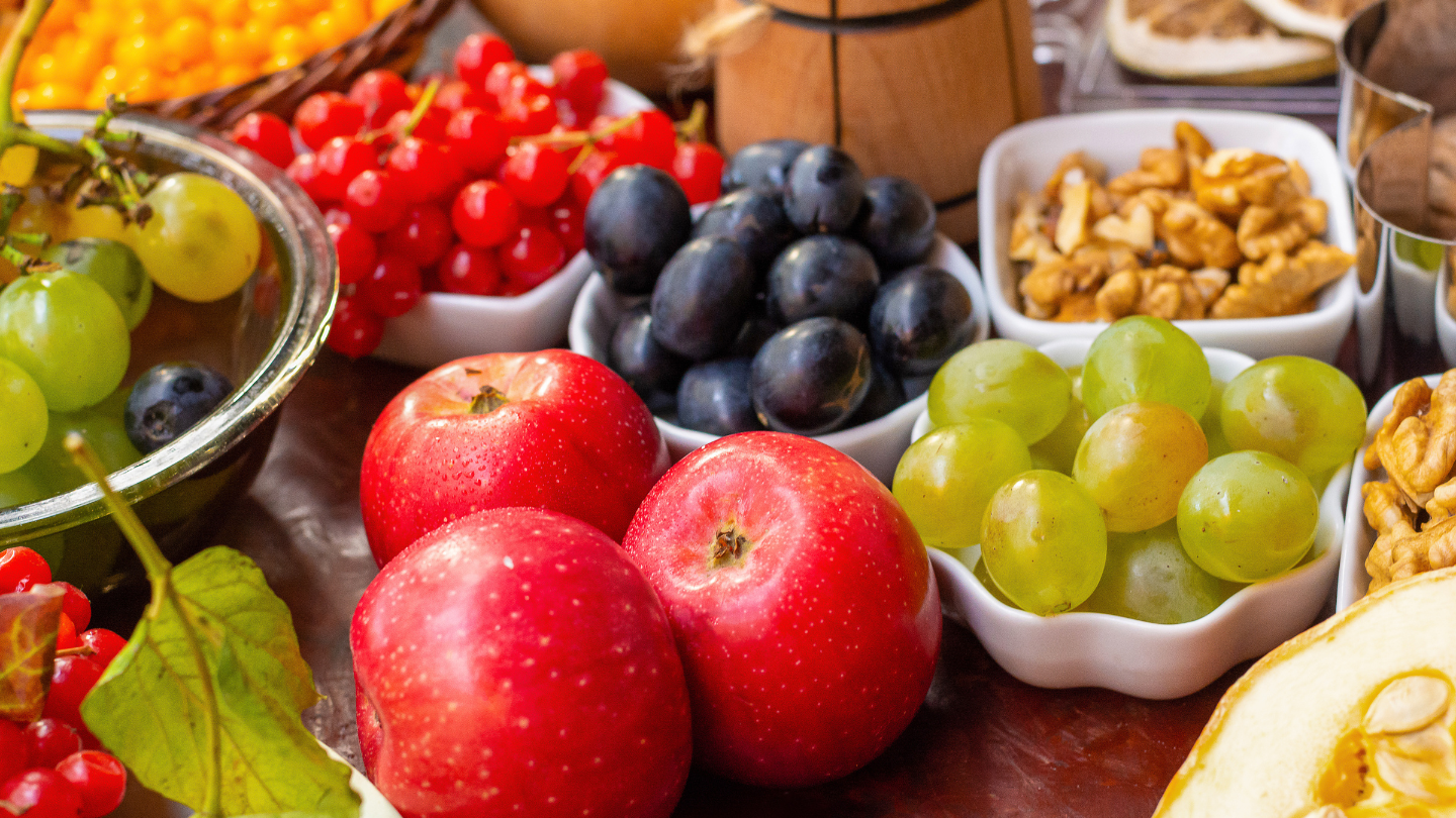 Duy trì chế độ ăn đầy đủ dưỡng chất, bổ sung vitamin C, kẽm và kết hợp lối sống lành mạnh để nâng cao sức đề kháng