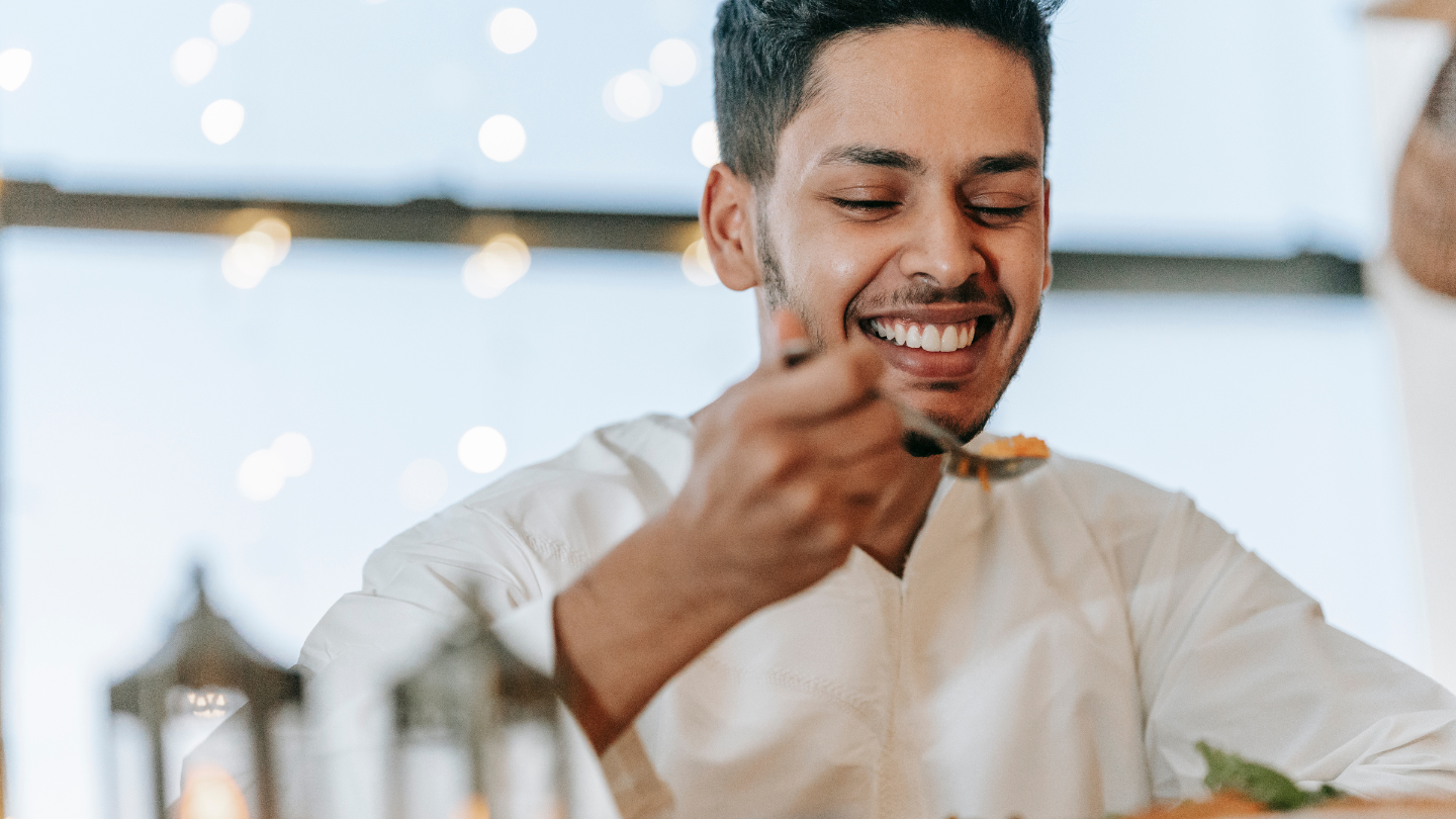 Ăn đều hai bên giúp cân bằng hoạt động của cơ mặt, hạn chế tình trạng lệch mặt và giảm áp lực không đều lên khớp hàm