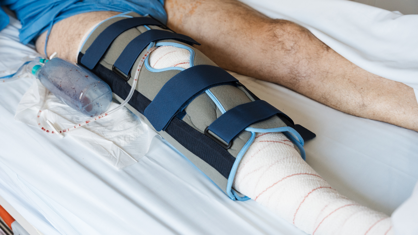 Phẫu thuật cần được bác sĩ chuyên khoa cơ xương khớp đánh giá