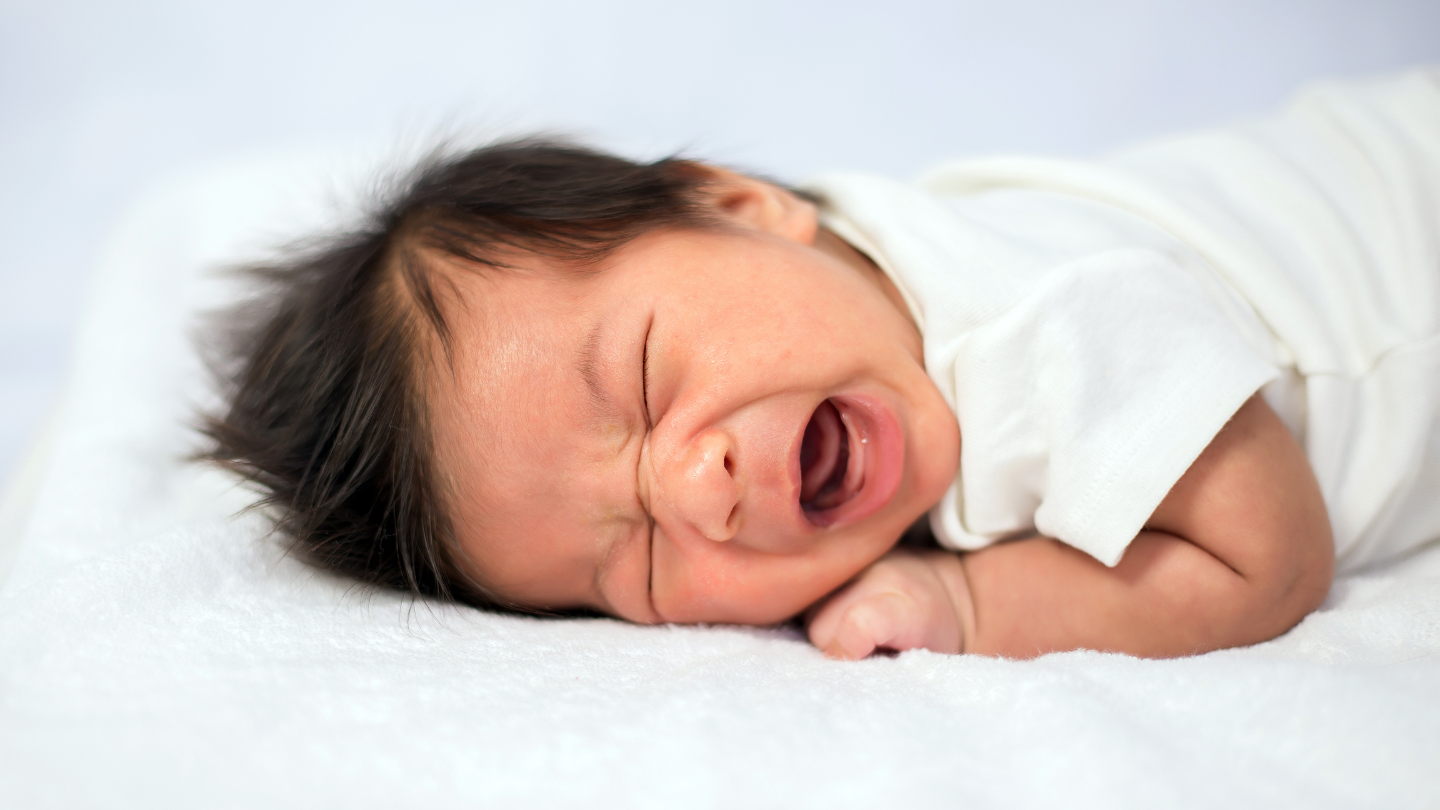 Không nên cho trẻ sơ sinh nằm sấp khi ngủ, vì tư thế này làm tăng nguy cơ ngạt thở và các vấn đề hô hấp