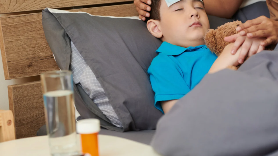 huong-dan-bo-me-cach-ha-sot-cho-tre-sau-khi-tiem-phong-an-toan-va-hieu-qua 4.png