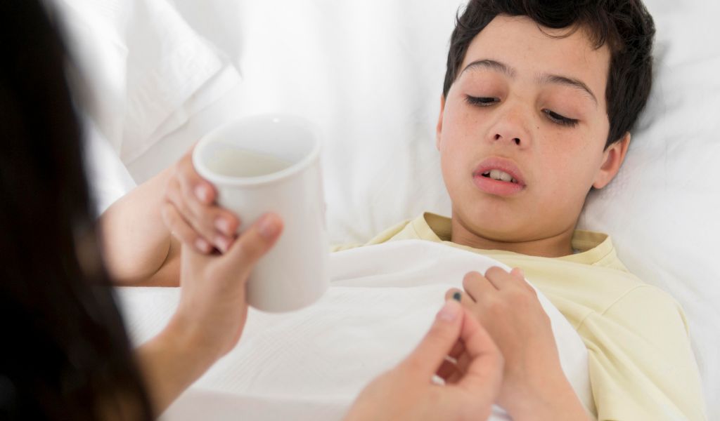 Chăm sóc đúng cách giúp giảm đau họng và hạ sốt an toàn cho trẻ