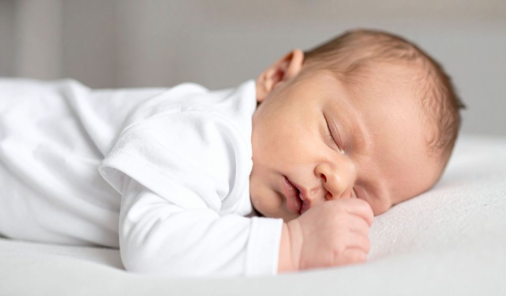 Ngủ nhiều bất thường, ít vận động là một trong những dấu hiệu sớm của suy giáp bẩm sinh cha mẹ cần lưu ý