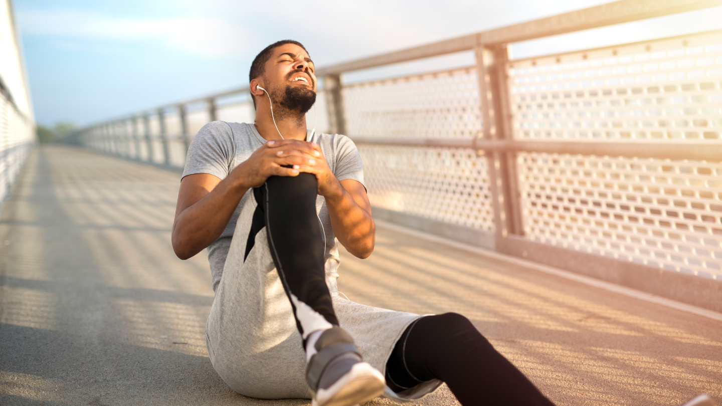 Sau chấn thương, nếu thấy đau dữ dội, sưng nhanh hoặc không thể đứng chịu lực, hãy đến cơ sở y tế để được khám và xử trí kịp thời