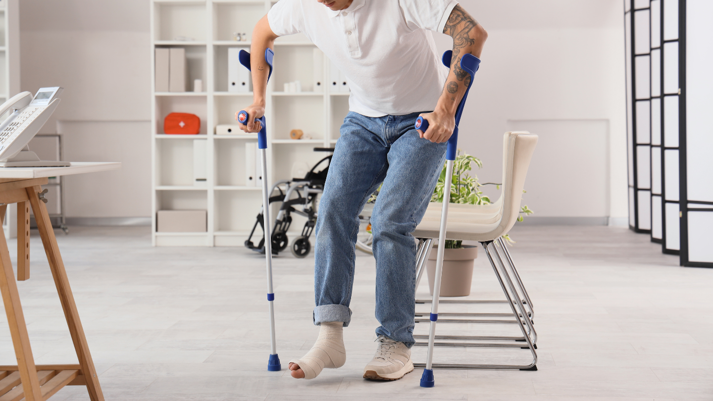 Người bệnh cần nạng để di chuyển trong quá trình bó bột