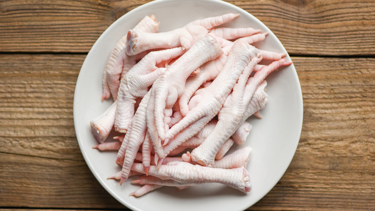 Rửa chân gà bằng nước muối loãng hoặc ngâm với gừng, giấm để loại bỏ vi khuẩn và mùi tanh