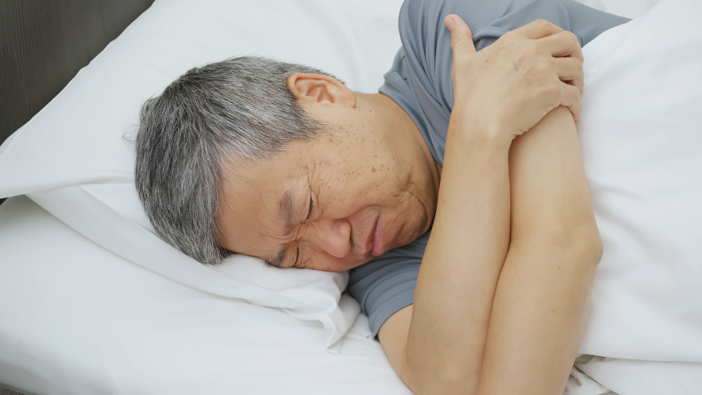 Người bệnh thường bị mất ngủ do run, cứng cơ hoặc lo lắng