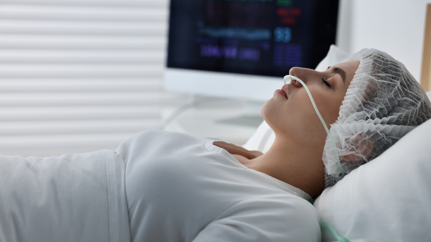 Các dấu hiệu lâm sàng cho thấy ngừng hoạt động não hoàn toàn như hôn mê sâu, không phản xạ và không tự thở