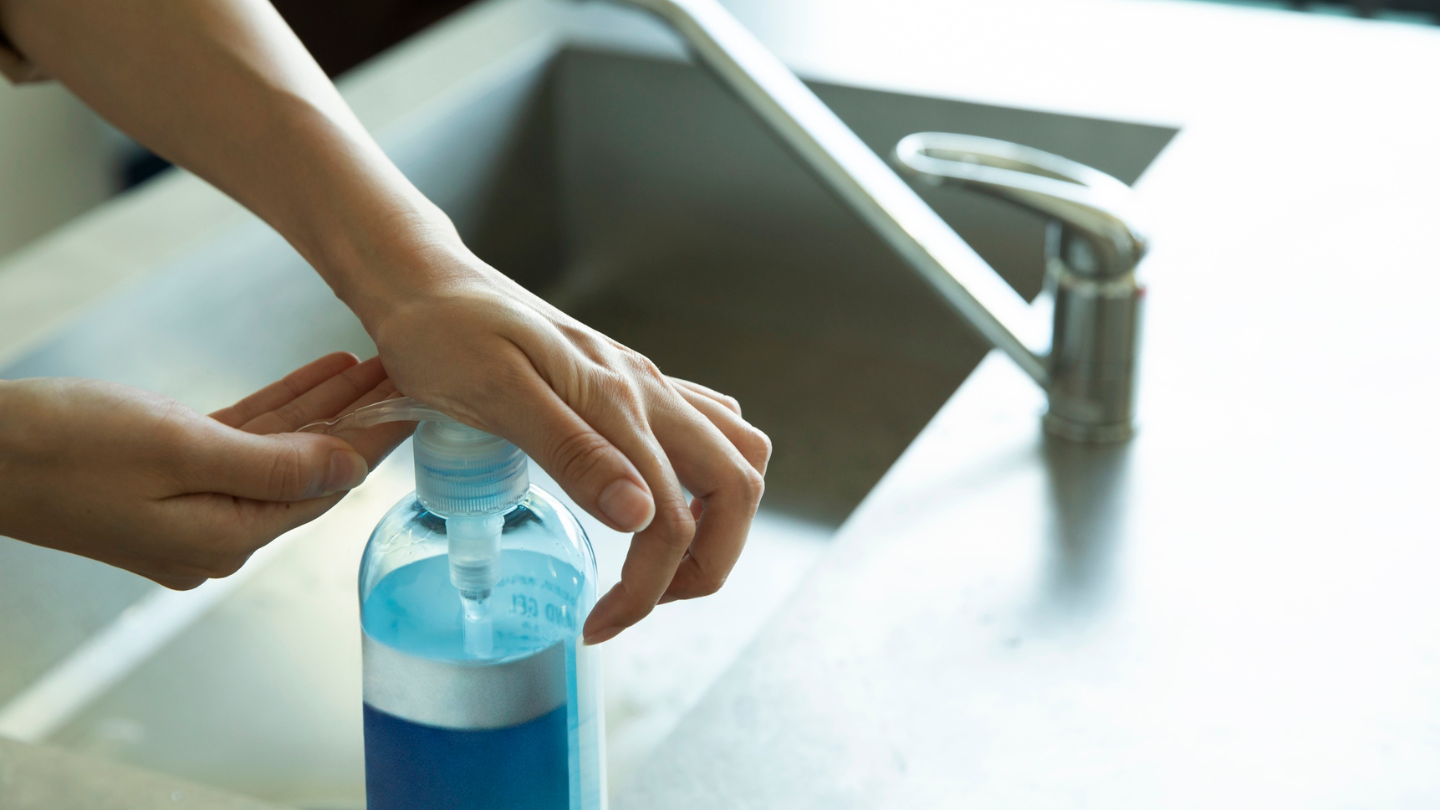 Trong 4 - 6 tuần đầu, chỉ dùng dung dịch vệ sinh dịu nhẹ, tránh các sản phẩm có mùi để không gây kích ứng vùng kín