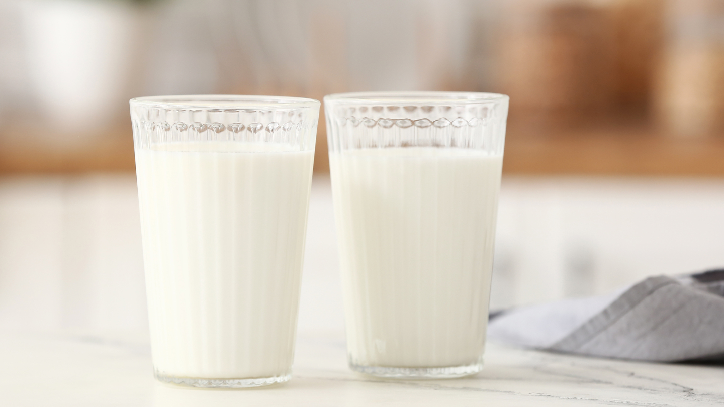 Bổ sung 1 – 2 ly sữa tươi không đường mỗi ngày giúp cung cấp dinh dưỡng cho cả mẹ và bé