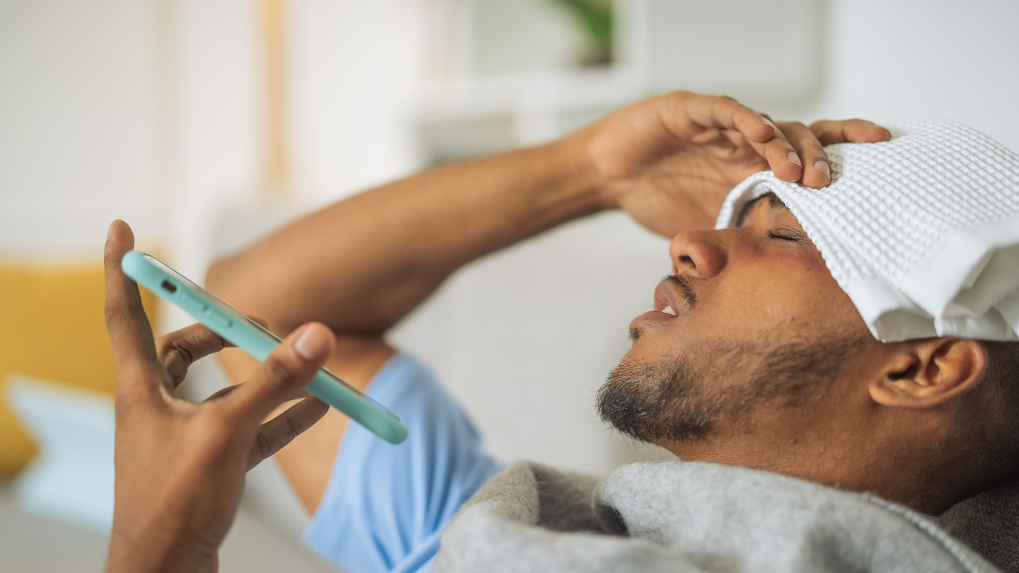 Sốt cao kéo dài kèm đau tăng, sưng đỏ, chảy mủ ở vết thương có thể là dấu hiệu nhiễm trùng và cần đi khám ngay