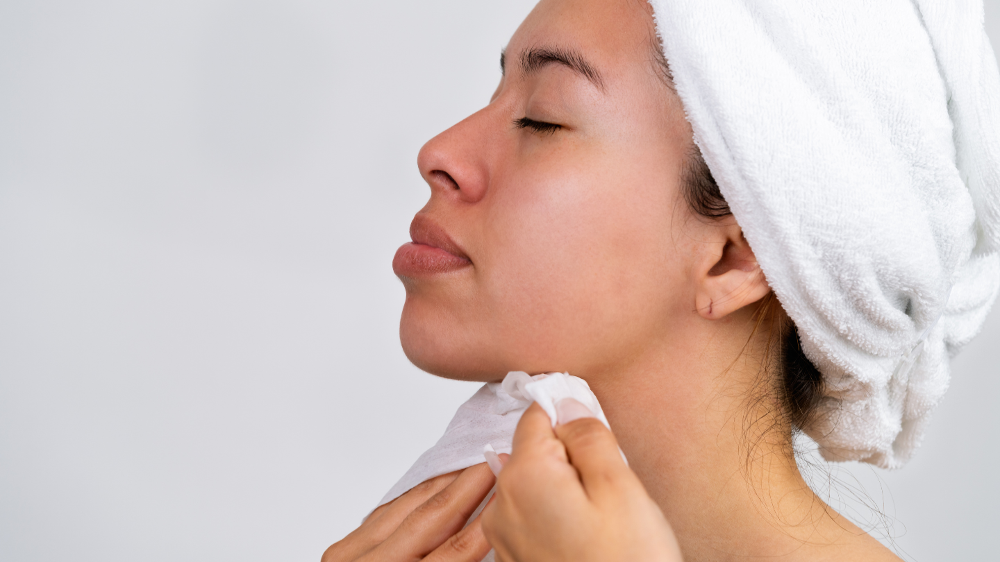 Vệ sinh da cổ mỗi ngày để tránh bí tắc lỗ chân lông