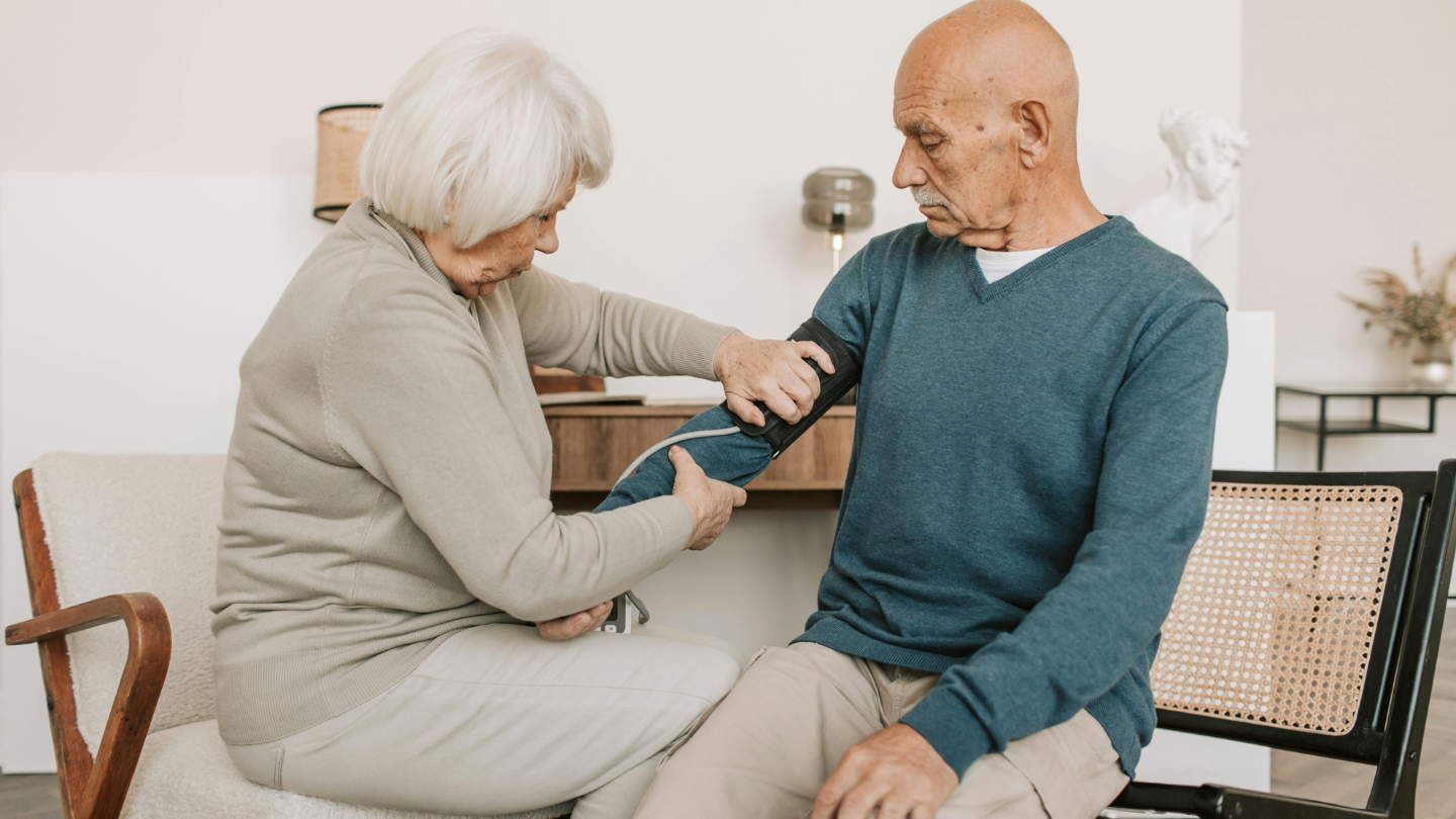 Người bệnh tăng huyết áp không kiểm soát cần theo dõi huyết áp thường xuyên