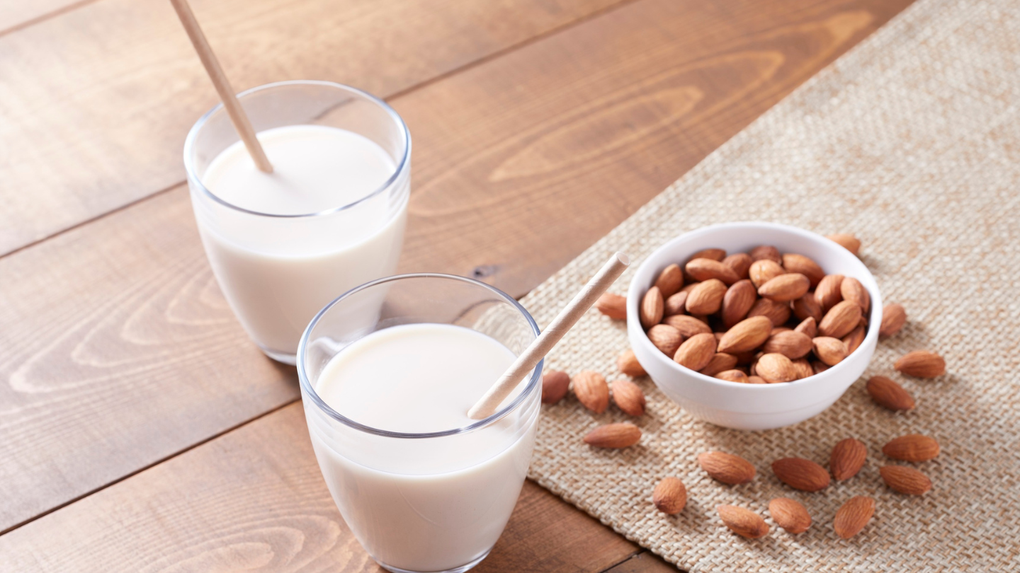 Tránh uống sữa cùng nước cam để cơ thể hấp thu dưỡng chất tốt hơn và không bị khó tiêu