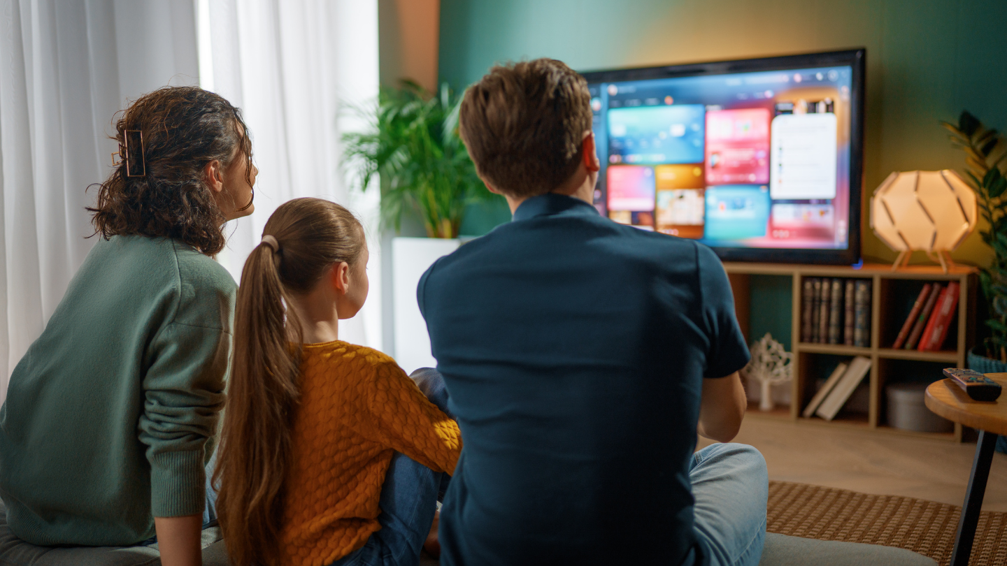 Việc xem tivi ngay trước giờ ngủ không được khuyến khích vì có thể ảnh hưởng tiêu cực đến chất lượng giấc ngủ