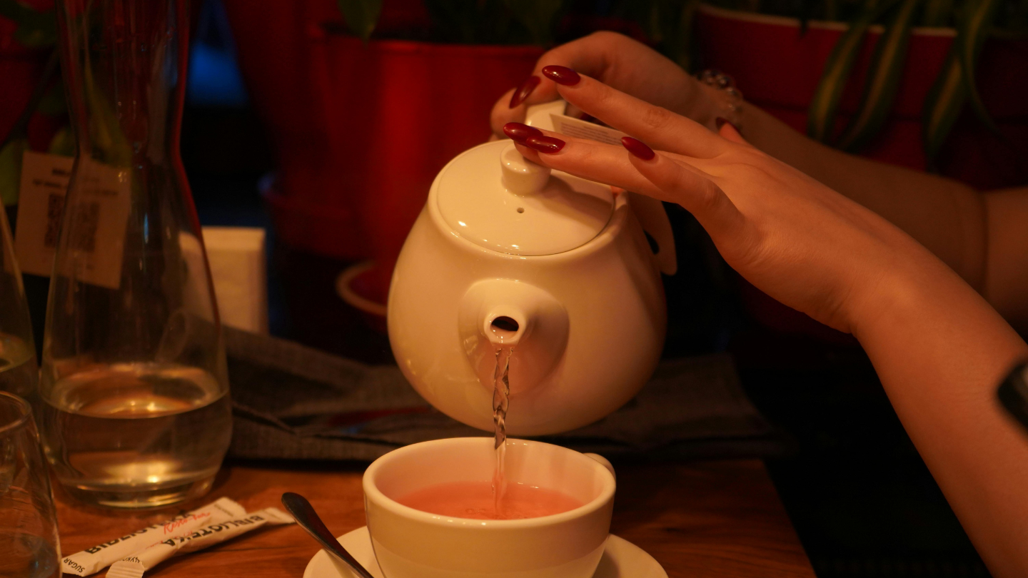 Nên uống trà hoa cúc sau bữa ăn để tránh bị kích ứng hệ tiêu hóa