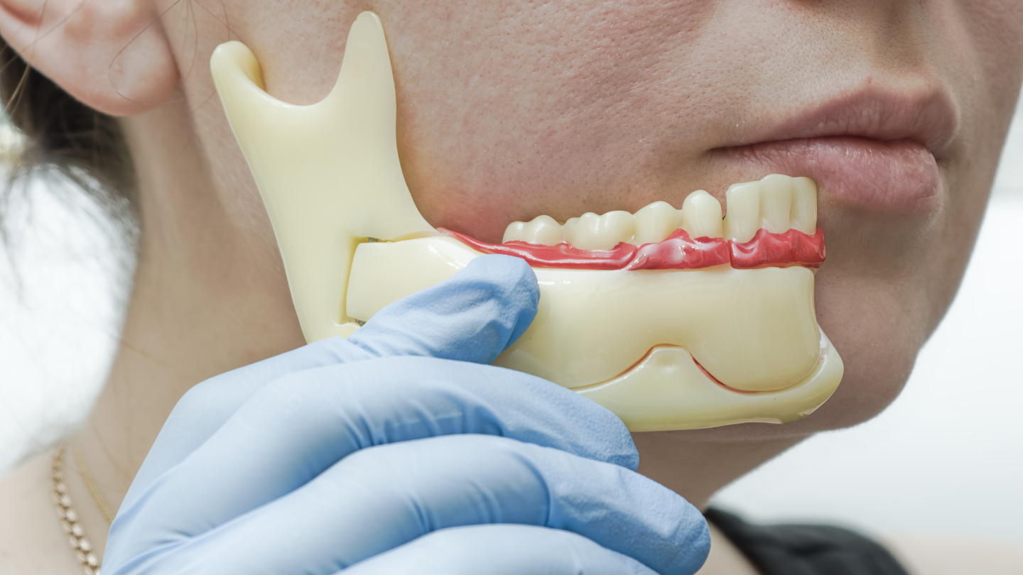 Nếu xuất hiện tiếng kêu lạo xạo ở khớp hàm khi cử động, bạn nên đi khám sớm để được kiểm tra và tư vấn phù hợp