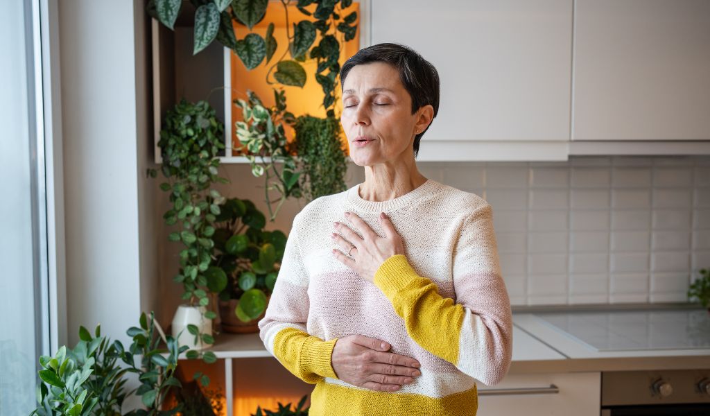 Hít thở sâu giúp ổn định hệ thần kinh và giảm cảm giác căng thẳng do caffeine gây ra