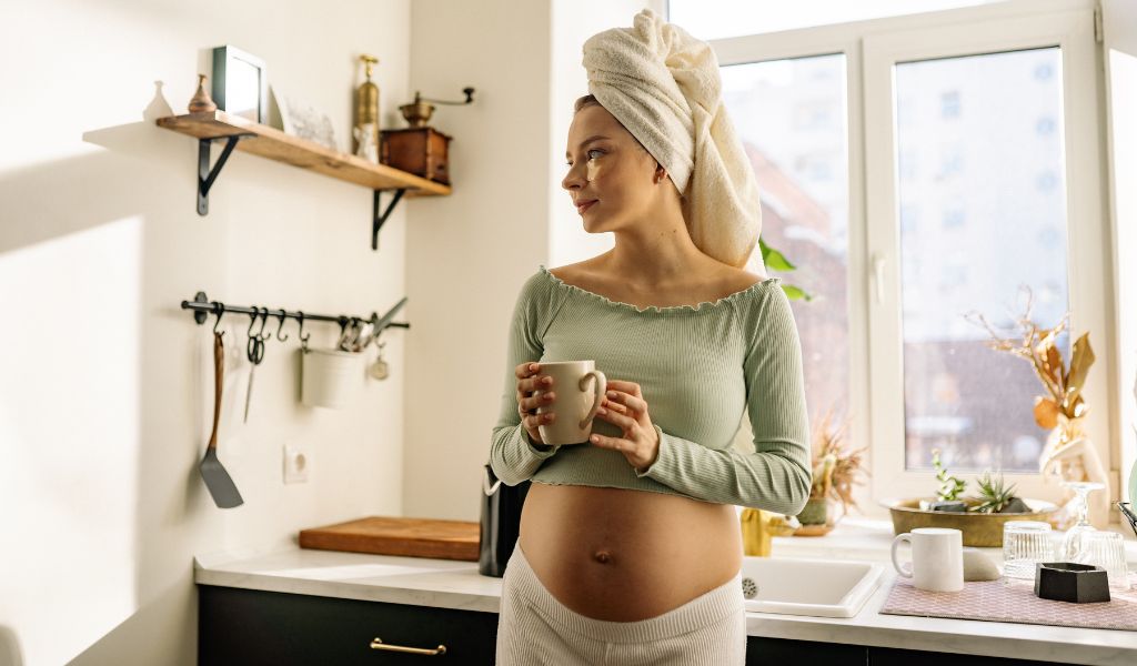 Phụ nữ có thai, người mắc bệnh dạ dày hoặc nhạy cảm với caffeine nên thận trọng khi uống cà phê