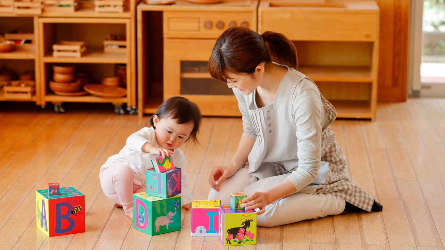 Hãy dành thời gian chơi cùng con, để bé cảm nhận được sự quan tâm từ gia đình