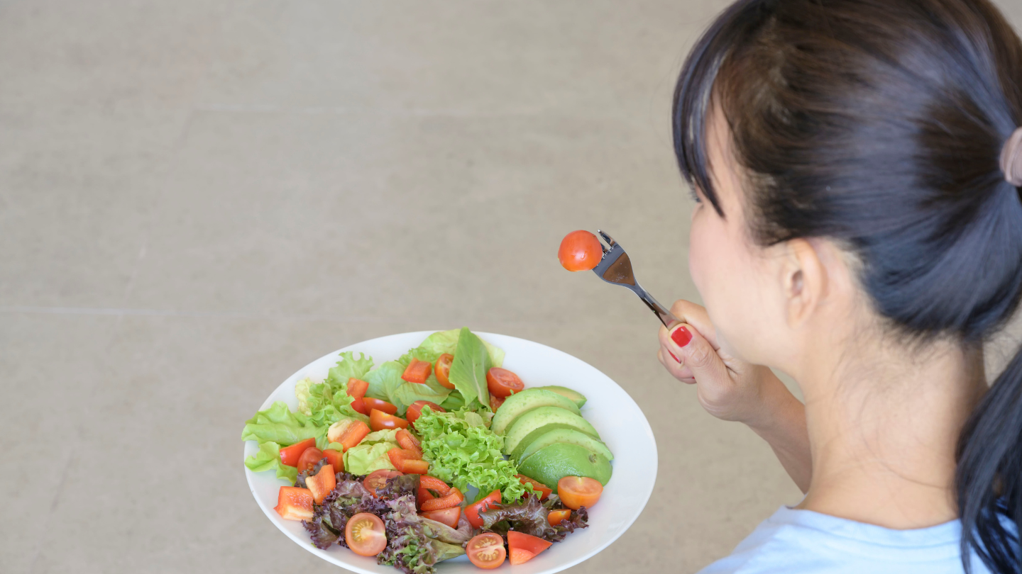 Chế độ dinh dưỡng đóng vai trò quan trọng trong việc duy trì độ ẩm tự nhiên của môi