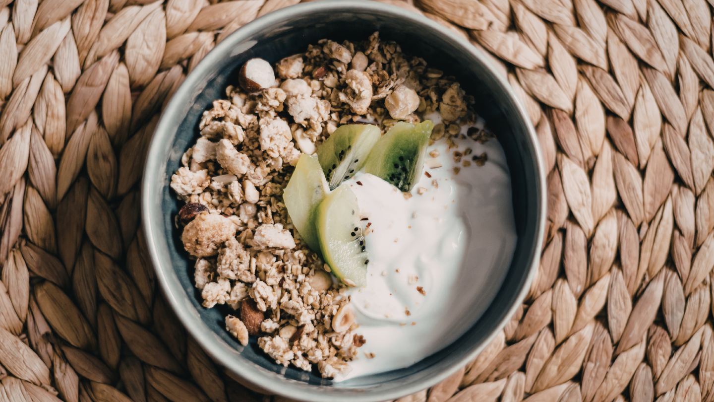 Kết hợp hạt óc chó với sữa chua trái cây giúp bổ sung chất béo tốt, chất xơ và lợi khuẩn