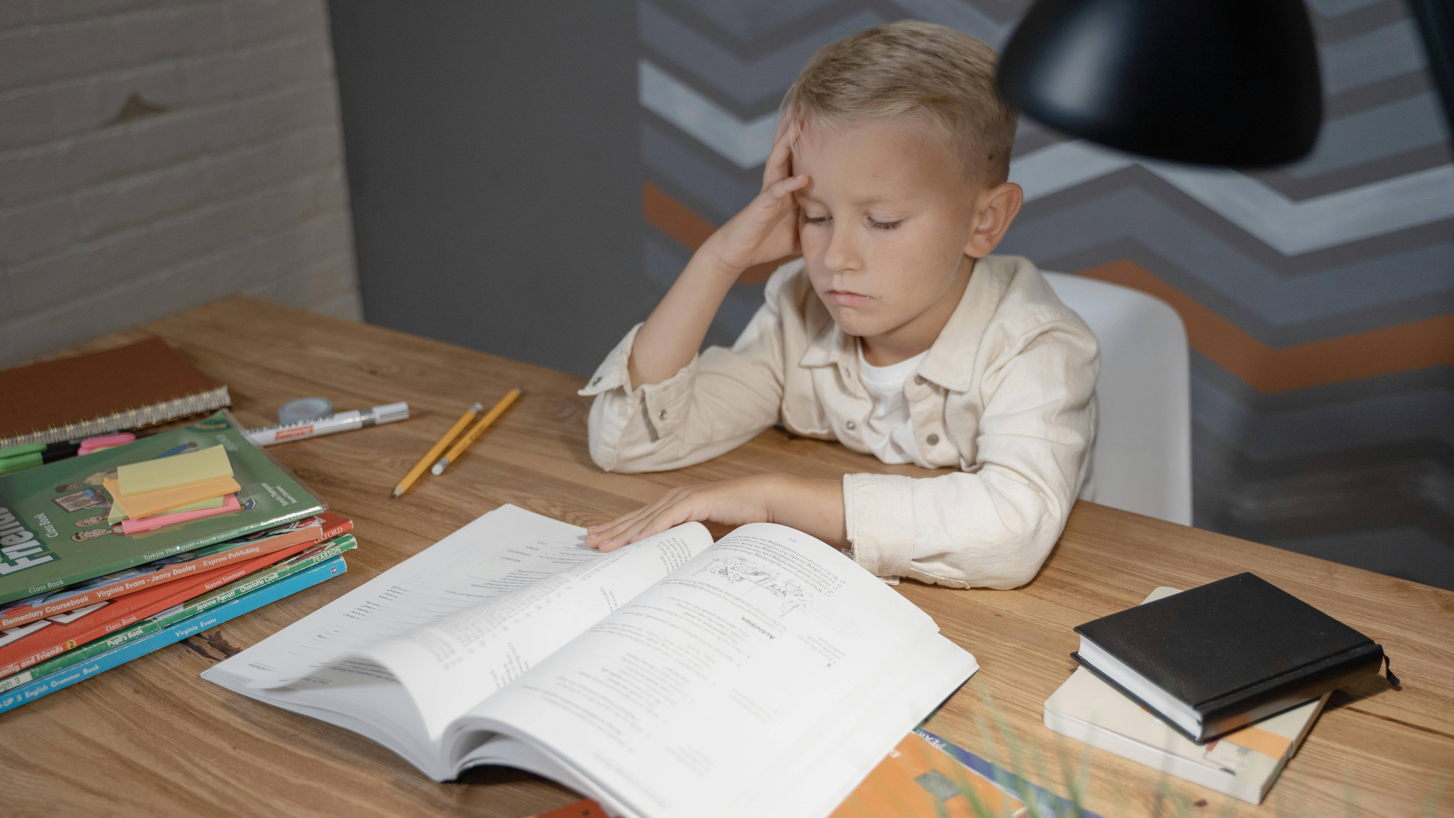 Trẻ có thể gặp khó khăn trong việc tập trung, ảnh hưởng đến kết quả học tập