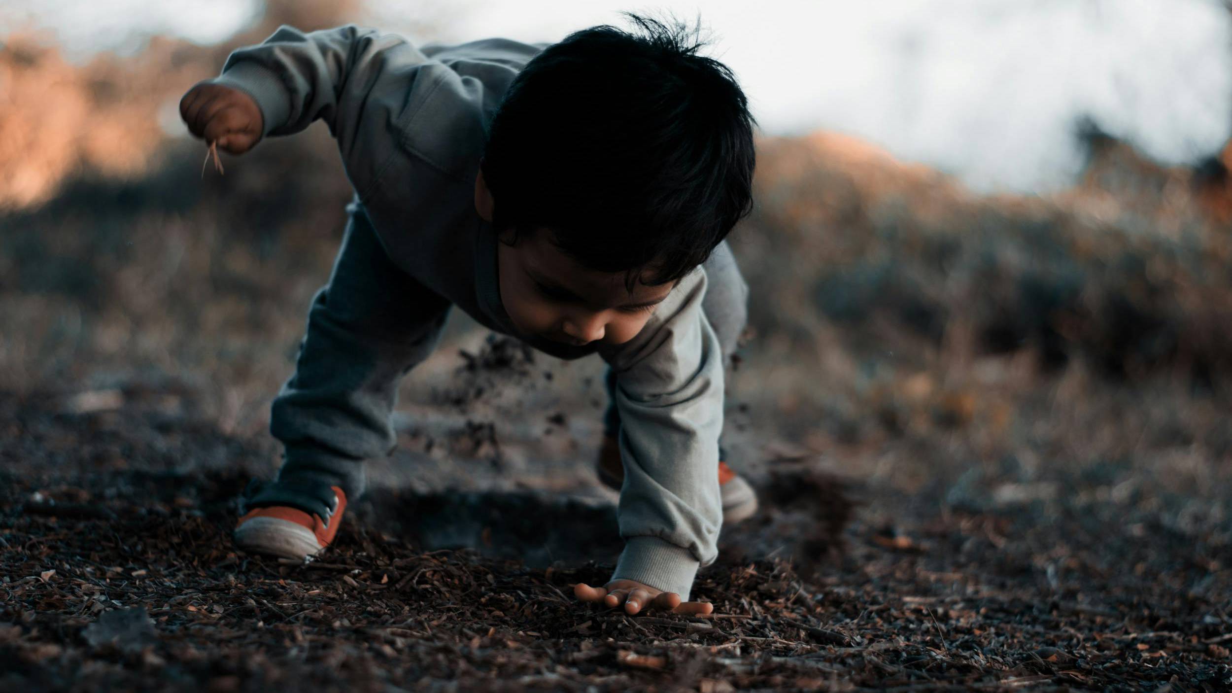 Cơn co giật tiềm ẩn nguy cơ bị chấn thương khi trẻ mất kiểm soát vận động như té ngã