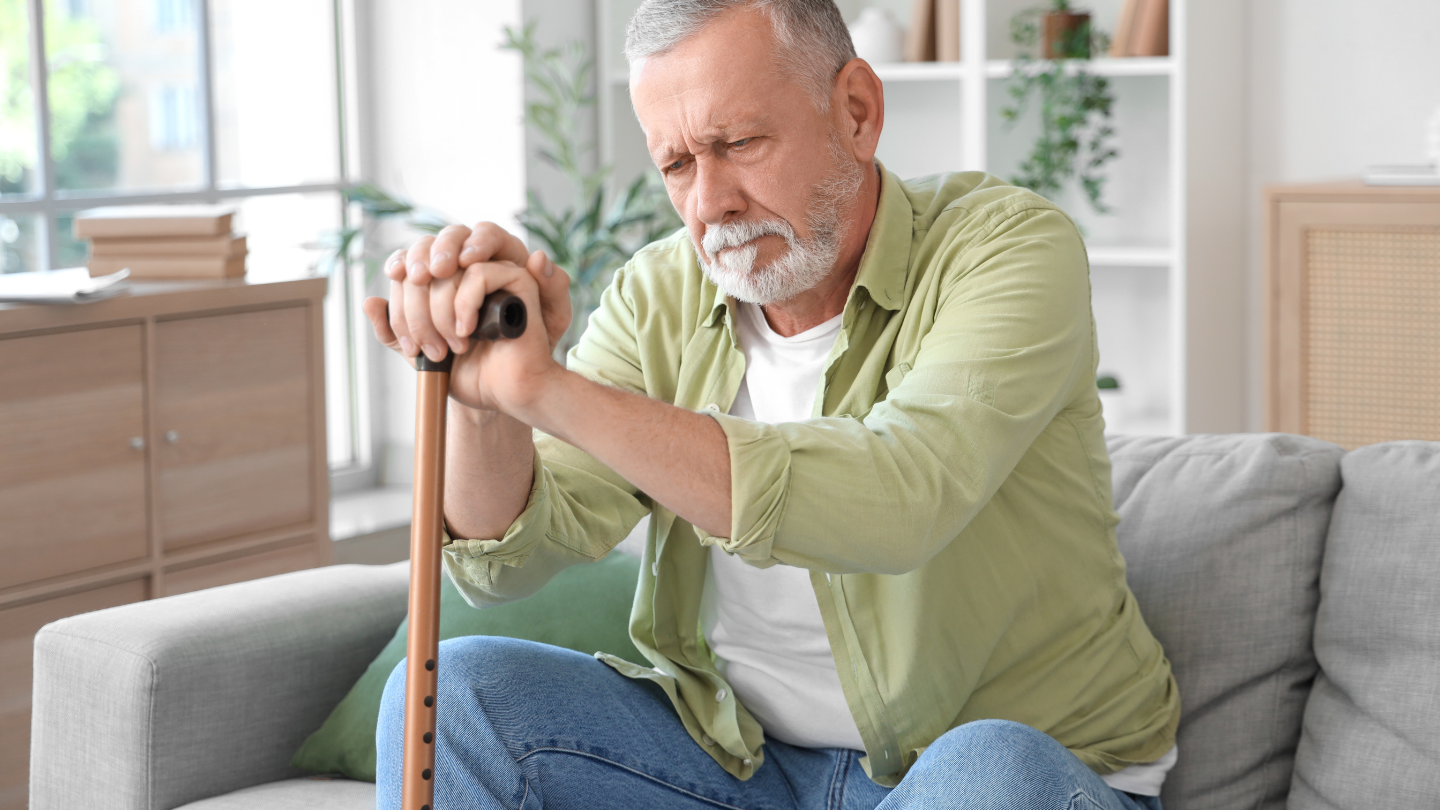 Người bệnh Parkinson thường được khuyến khích dùng gậy chống khi có dấu hiệu mất thăng bằng